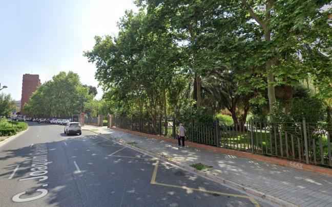 Calle junto a un parque del distrito de Tr&agrave;nsits de Val&egrave;ncia