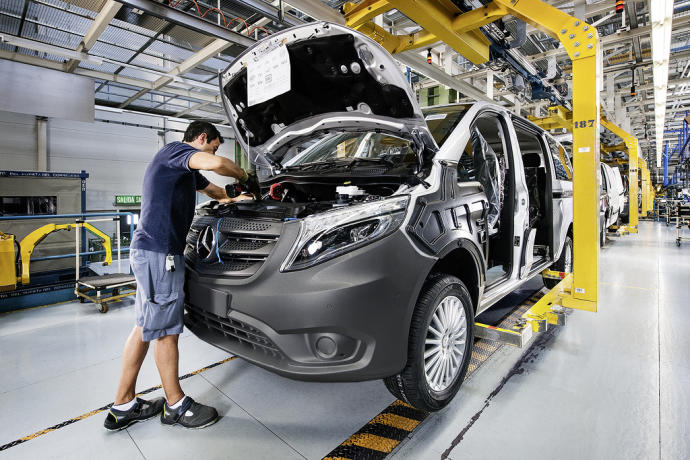 Cadena de ensamblaje de vehículos en la planta de Mercedes- Benz en Vitoria.