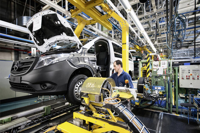 Cadena de montaje en la planta de Mercedes-Benz en la capital alavesa.