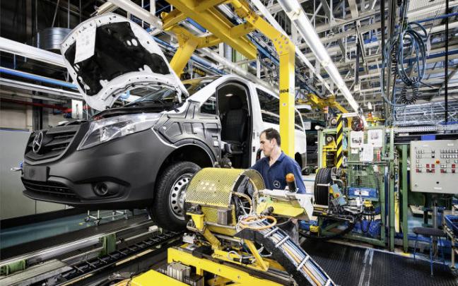 Cadena de montaje de Mercedes-Ben en la planta de Vitoria.