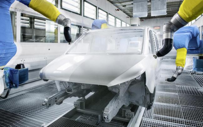 Fase de pintado de la estructura de los modelos de Mercedes-Benz en la planta de la capital alavesa.