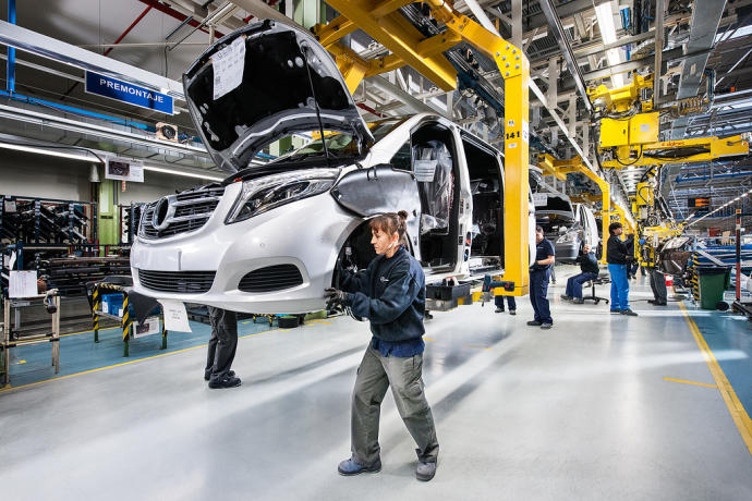 Tareas de ensamblaje en la cadena de la factoría Mercedes-Benz en Vitoria.