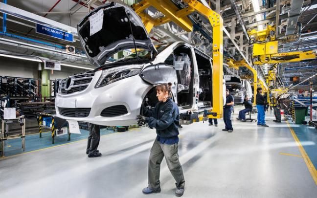Tareas de ensamblaje en la cadena de la factoría Mercedes-Benz en Vitoria.