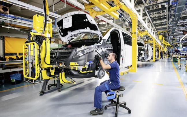 Los operarios de Mercedes-Benz en Vitoria acudirán a su puesto este sábado.