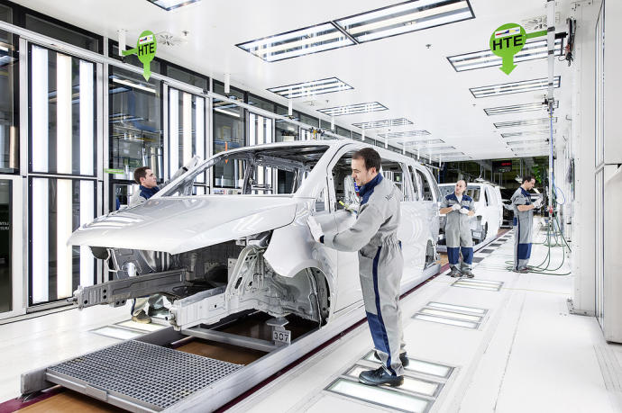 Fase del pintado de vehículos en la factoría de Mercedes-Benz de Vitoria.