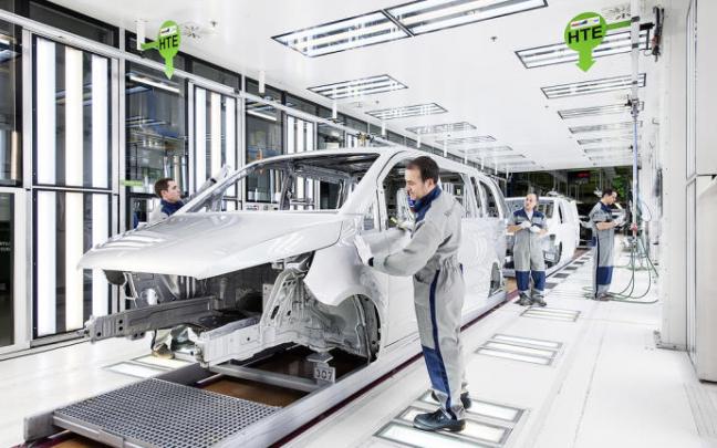 Fase del pintado de vehículos en la factoría de Mercedes-Benz de Vitoria.