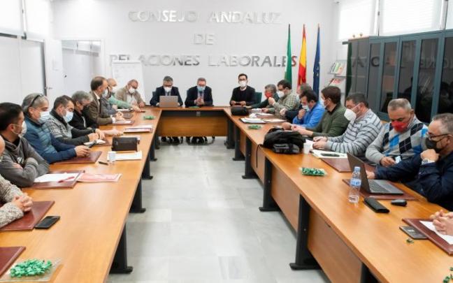 Mesa de reunión entre sindicatos y empresas del metal