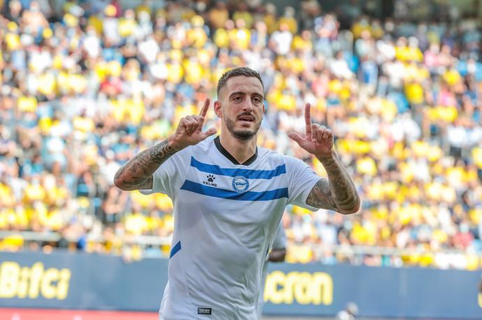 El delantero del Deportivo Alavés, Joselu celebra su gol tras lanzar un penalti.