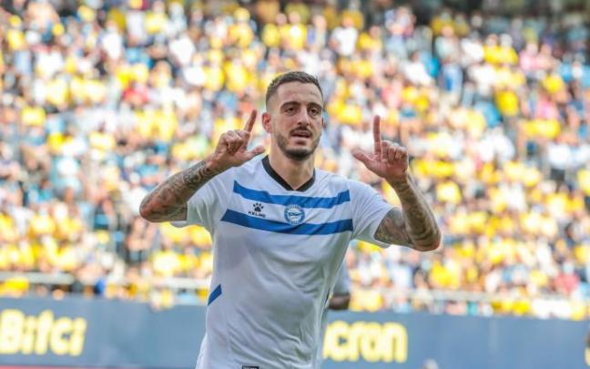 El delantero del Deportivo Alavés, Joselu celebra su gol tras lanzar un penalti.