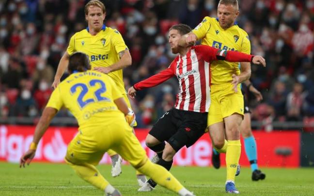 Imagen del último duelo entre el Athletic y el Cádiz.