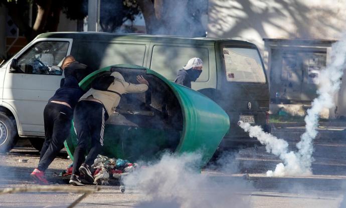 La barriada de San Pedro en Puerto Real (Cádiz) ha vuelto a ser escenario de enfrentamientos entre trabajadores y agentes