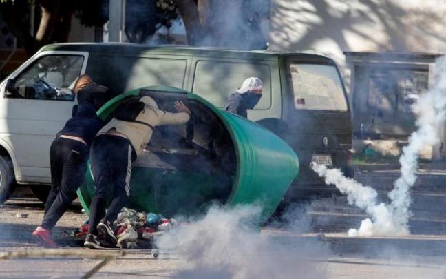 La barriada de San Pedro en Puerto Real (Cádiz) ha vuelto a ser escenario de enfrentamientos entre trabajadores y agentes