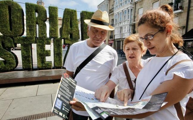 Turistas de visita en Gasteiz este pasado verano.