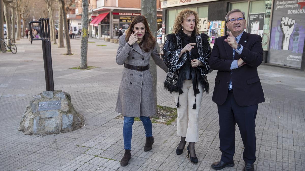 El secretario de Estado de Memoria Democrática del Gobierno central, Fernando Martínez, Cristina González y Maider Etxebarria