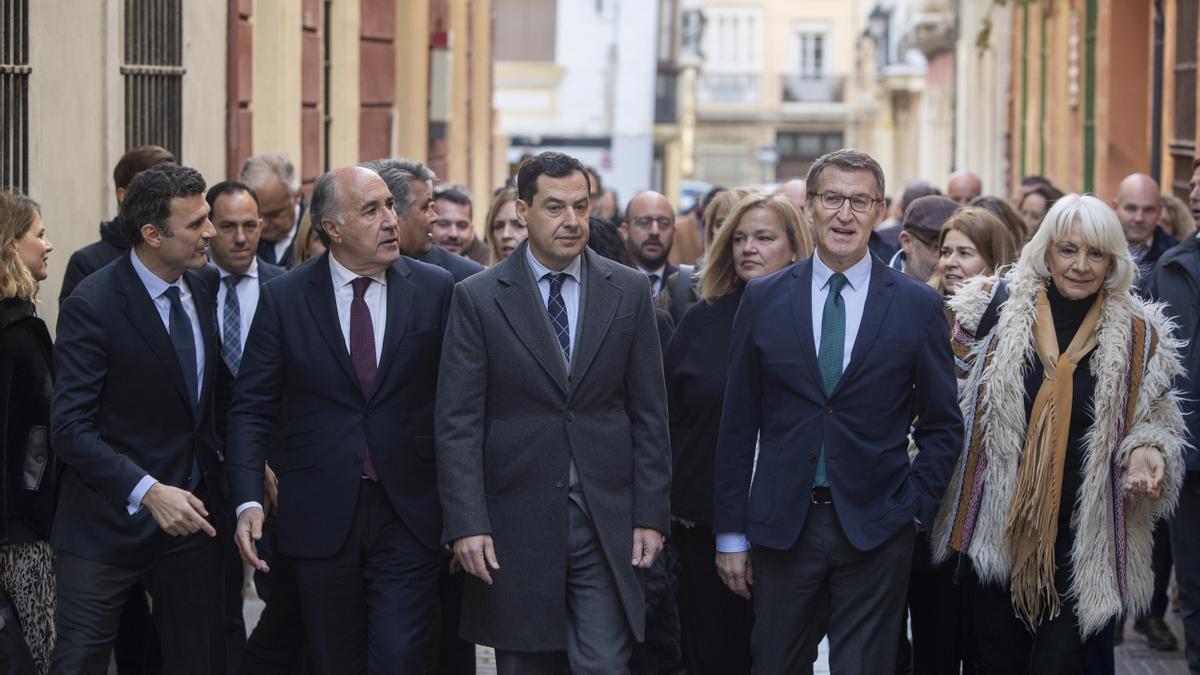 Alberto Núñez Feijóo y Juanma Moreno, ayer en Cádiz junto a otros dirigentes del PP andaluz.