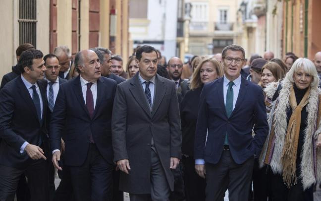 Alberto Núñez Feijóo y Juanma Moreno, ayer en Cádiz junto a otros dirigentes del PP andaluz. Alberto Núñez Feijóo y Juanma Moreno, ayer en Cádiz junto a otros dirigentes del PP andaluz.