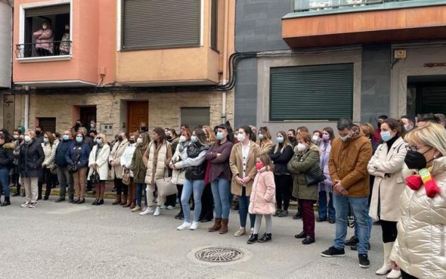 Concentración de repulsa tras la agresión ocurrida en Azagra. Concentración de repulsa tras la agresión ocurrida en Azagra.