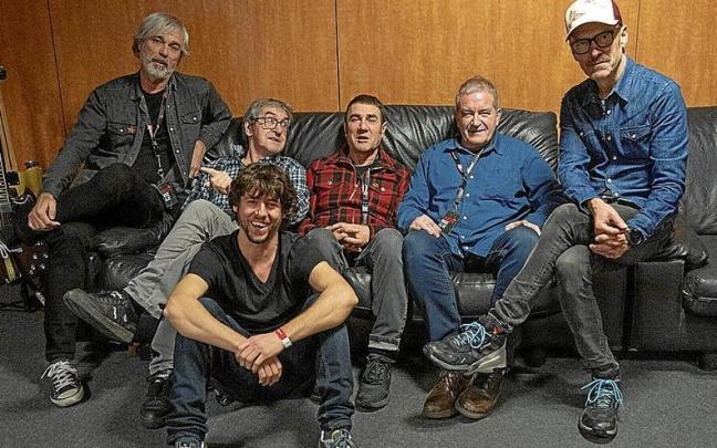 El grupo nacido en la capital alavesa, en los camerinos del BEC. | FOTO: ALEX LARRETXI El grupo nacido en la capital alavesa, en los camerinos del BEC. | FOTO: ALEX LARRETXI