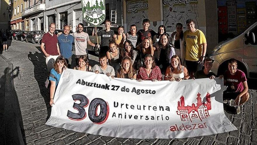 Integrantes de la asociación Aldezar, que lleva tres décadas tejiendo redes y comunidad en el Casco Viejo.