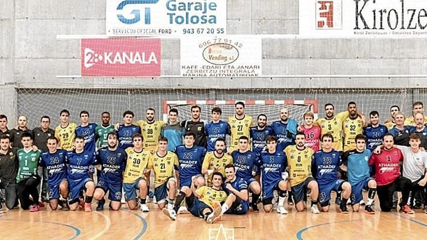 Jugadores del Bidasoa y del Tolosa posan tras el encuentro de la Euskal Kopa. | FOTO: N.G.