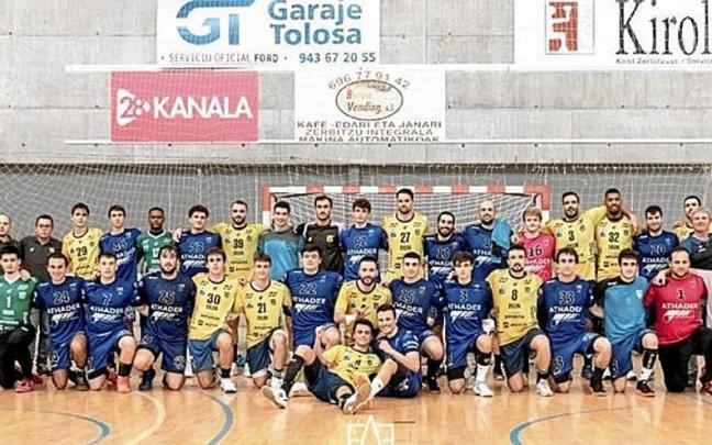 Jugadores del Bidasoa y del Tolosa posan tras el encuentro de la Euskal Kopa. | FOTO: N.G.