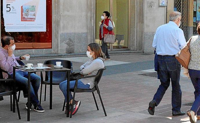 Personas sentadas en la terraza de un bar. Foto: Sandra Calvo