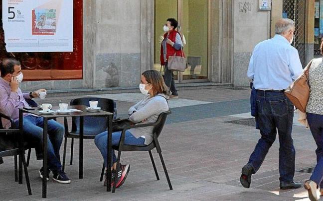 Personas sentadas en la terraza de un bar. Foto: Sandra Calvo