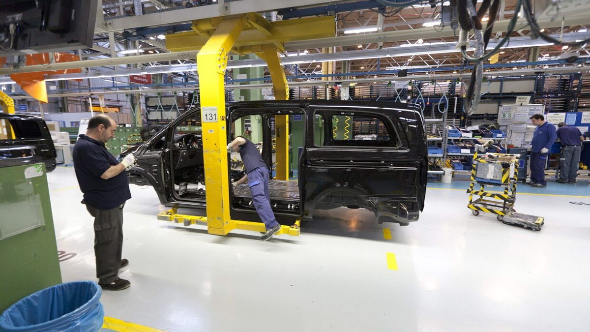 Un operario trabaja en la l&iacute;nea de montaje de la factor&iacute;a de Gasteiz.