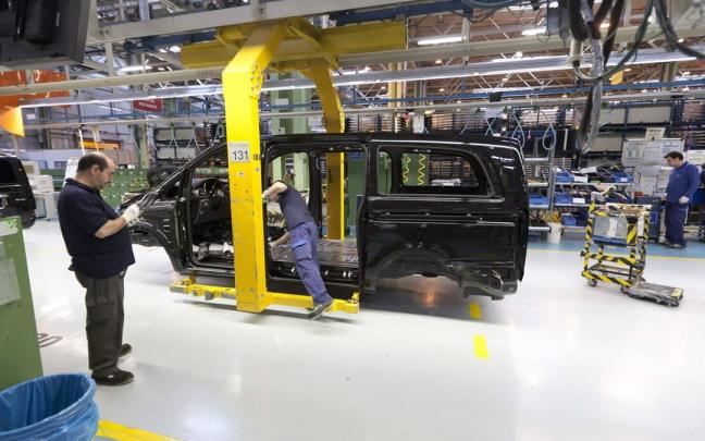 Un operario trabaja en la l&iacute;nea de montaje de la factor&iacute;a de Gasteiz.