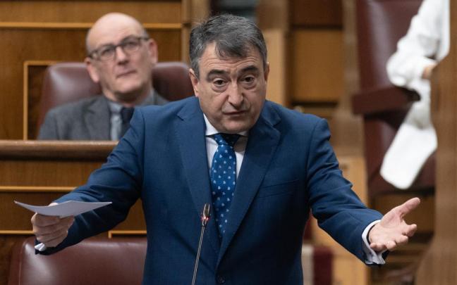 El portavoz del PNV, Aitor Esteban, durante su intervención en el pleno del Congreso.