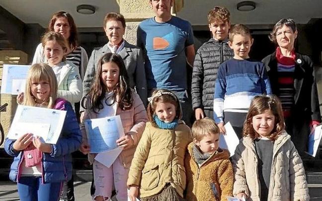 Bi lehiaketetako sarituak atzoko ekitaldian. | ARGAZKIA: IDIAZABALGO UDALA