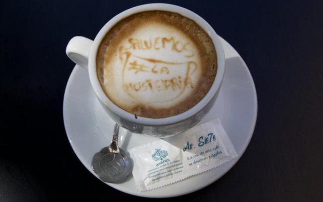 "Salvemos la hostelería", en un café de Vitoria.