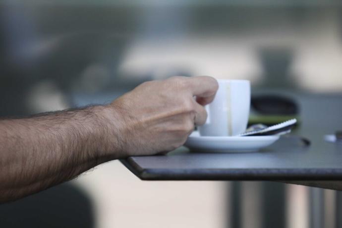 Una persona tomando café