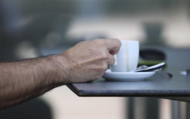 Una persona tomando café Una persona tomando café
