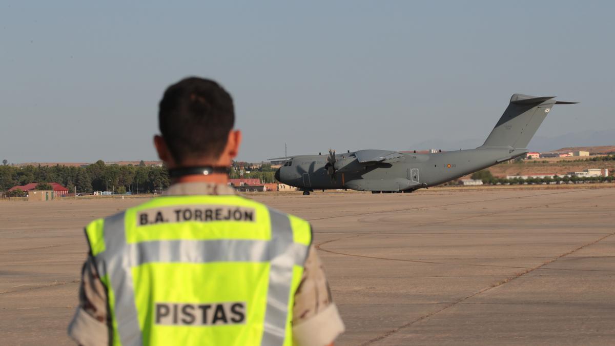 Un controlador de pistas, mientras despega el avión A440M, desde la base aérea de Torrejón de Ardoz.