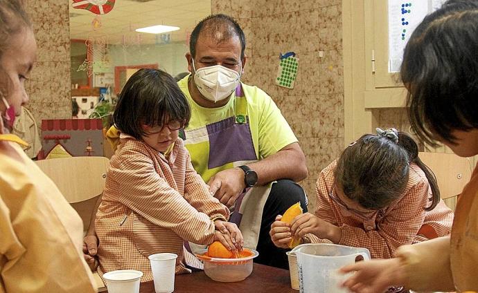 Alumnas de Infantil del colegio Escolapias-Paula Montal de Gasteiz participan en una actividad escolar. Foto: Josu Chavarri