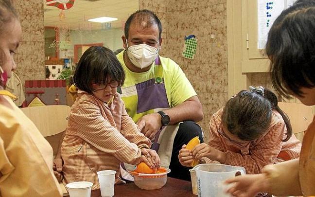 Alumnas de Infantil del colegio Escolapias-Paula Montal de Gasteiz participan en una actividad escolar. Foto: Josu Chavarri Alumnas de Infantil del colegio Escolapias-Paula Montal de Gasteiz participan en una actividad escolar. Foto: Josu Chavarri