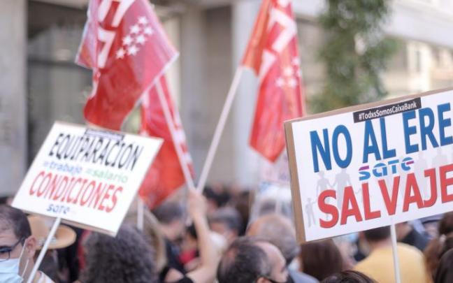 Imagen de una de las manifestaciones contra el ERE en CaixaBank. Imagen de una de las manifestaciones contra el ERE en CaixaBank.