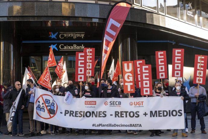 Protesta de los trabajadores de CaixaBank en Pamplona