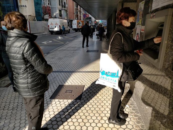 Maria Luisa Artola y su hermana Maite, frente a un cajero en la calle Viteri de Errenteria.