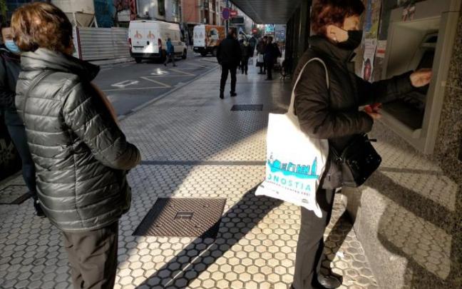 Maria Luisa Artola y su hermana Maite, frente a un cajero en la calle Viteri de Errenteria. Maria Luisa Artola y su hermana Maite, frente a un cajero en la calle Viteri de Errenteria.