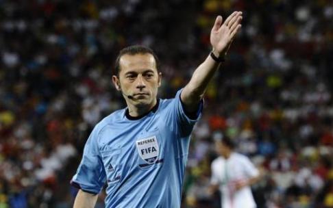 Cüneyt Çak?r, en un partido internacional.