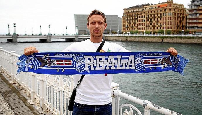 Nacho Monreal posa en Donostia con una bufanda de la Real, tras anunciarse su fichaje en verano de 2019. Foto: Real Sociedad