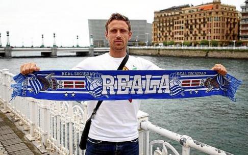 Nacho Monreal posa en Donostia con una bufanda de la Real, tras anunciarse su fichaje en verano de 2019. Foto: Real Sociedad