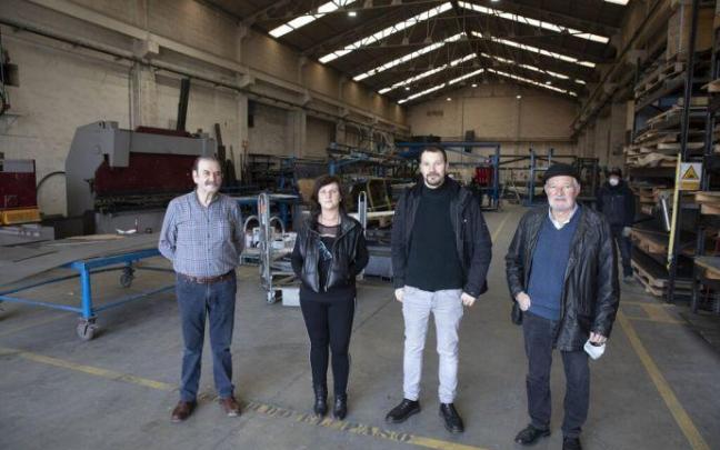 Ángel Igarreta, Soko Recalde, Iñigo Nuin y Marcos Nuin, en el taller de Landaben. Ángel Igarreta, Soko Recalde, Iñigo Nuin y Marcos Nuin, en el taller de Landaben.