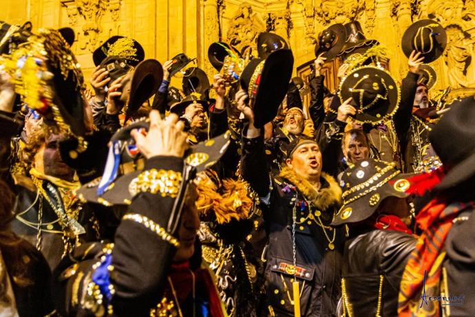 Caldereros cantando en el atrio de Santa María.