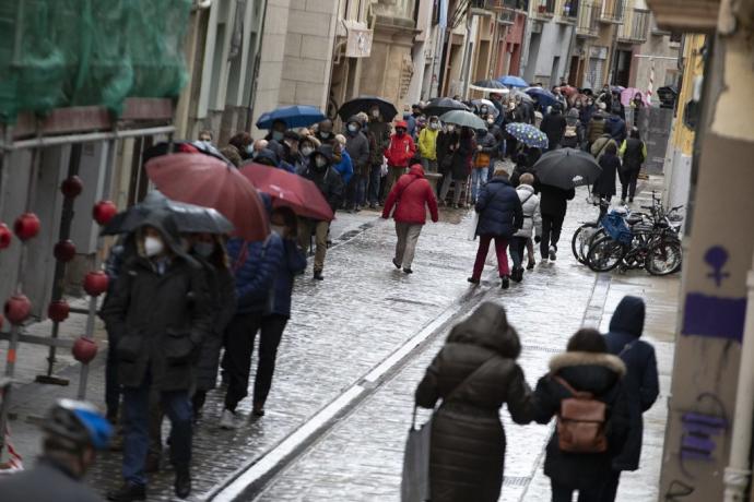 La calle Descalzos, abarrotada de gente haciendo cola para recoger el calendario municipal de 2021 el último día de reparto.