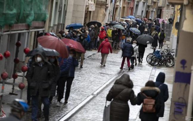 La calle Descalzos, abarrotada de gente haciendo cola para recoger el calendario municipal de 2021 el último día de reparto. La calle Descalzos, abarrotada de gente haciendo cola para recoger el calendario municipal de 2021 el último día de reparto.