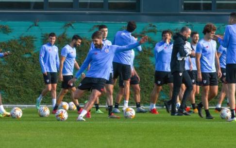 Los jugadores rojiblancos, con Yeray en un primer plano, en el inicio de un entrenamiento la semana pasada en Lezama. Los jugadores rojiblancos, con Yeray en un primer plano, en el inicio de un entrenamiento la semana pasada en Lezama.