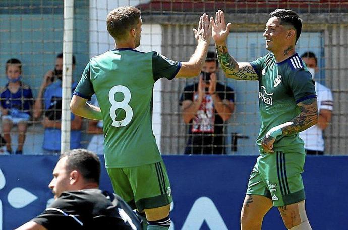 Chimy Ávila (derecha), celebrando su gol en el amistoso ante el Burgos junto a Darko Brasanac.